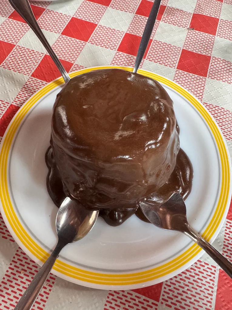 Postre Teide: bizcocho de chocolate con salsa tibia de chocolate por encima