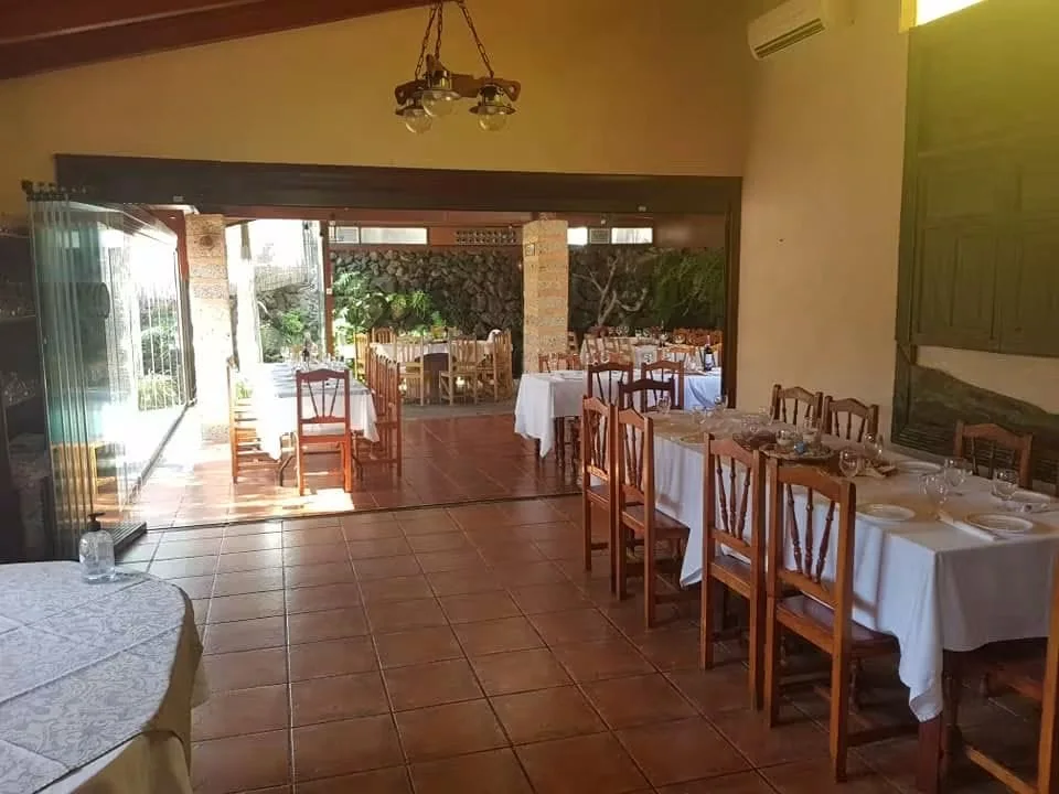Mesas preparadas para una celebración en el salón de La Carreta del Carretón