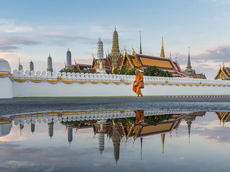 Templo del Buda Esmeralda reflejado en el agua, Bangkok