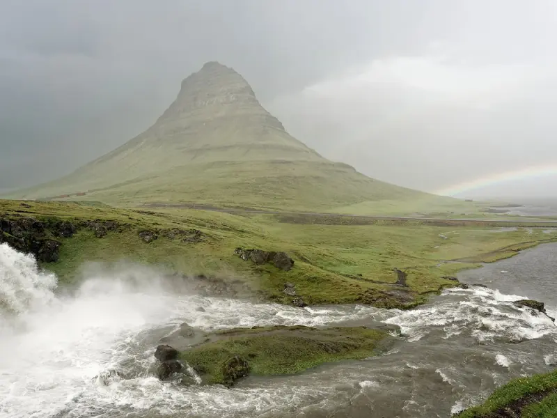 Montaña Kirkjufell y cascada en Islandia