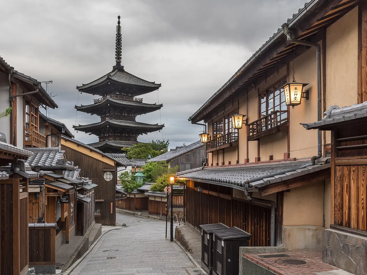 Calle tradicional de Kioto al amanecer