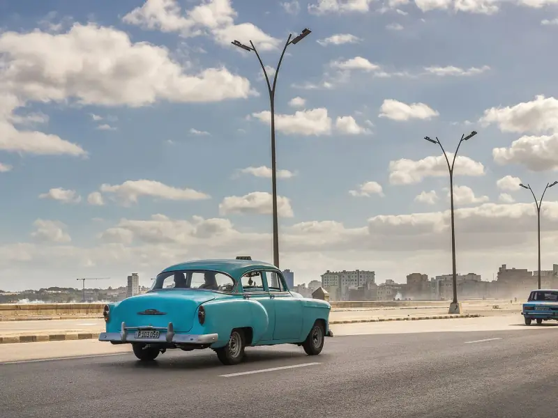 Coche clásico circulando por el Malecón de La Habana