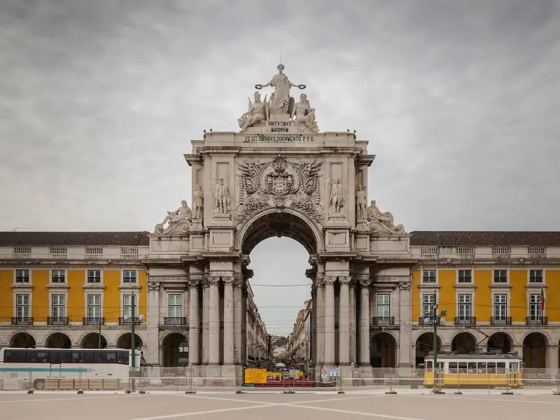 Arco de la Rua Augusta en la Plaza del Comercio de Lisboa