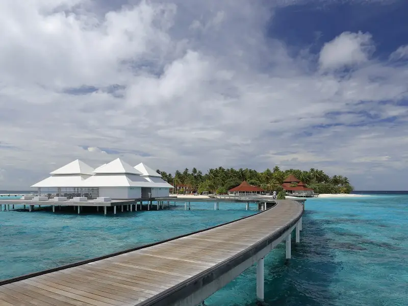 Villas sobre el agua en una isla de Maldivas
