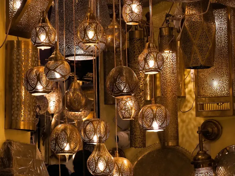Lámparas colgantes en un zoco de Marrakech