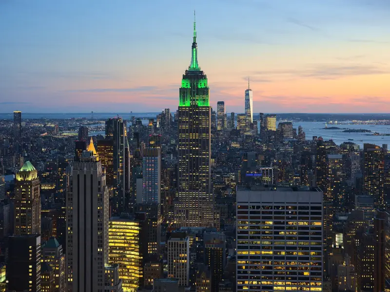 Vista de Manhattan y el Empire State Building al atardecer
